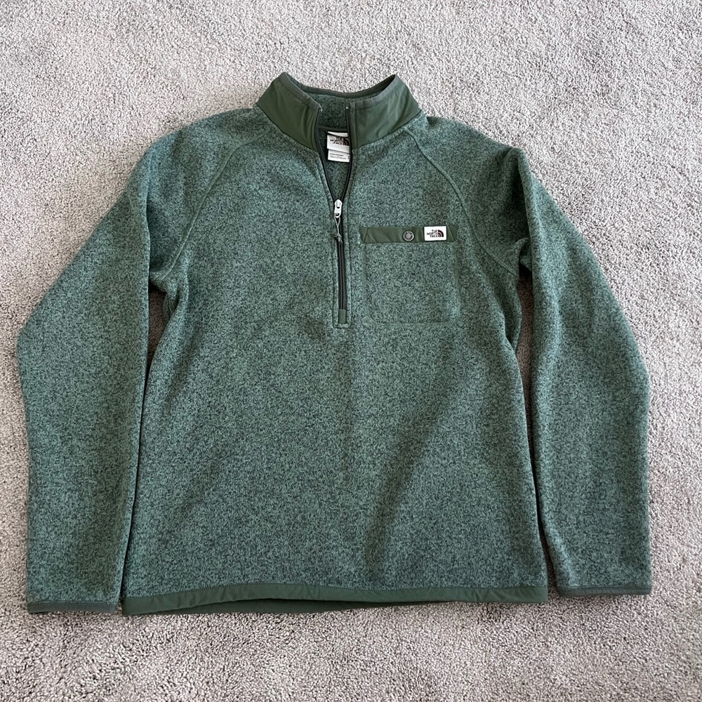 Men’s green 1/4 zip fleece North Face pullover.